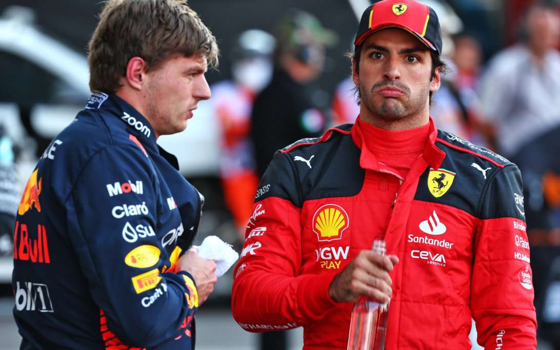 红牛车队翻盘雷诺车队，塞恩斯高光表现